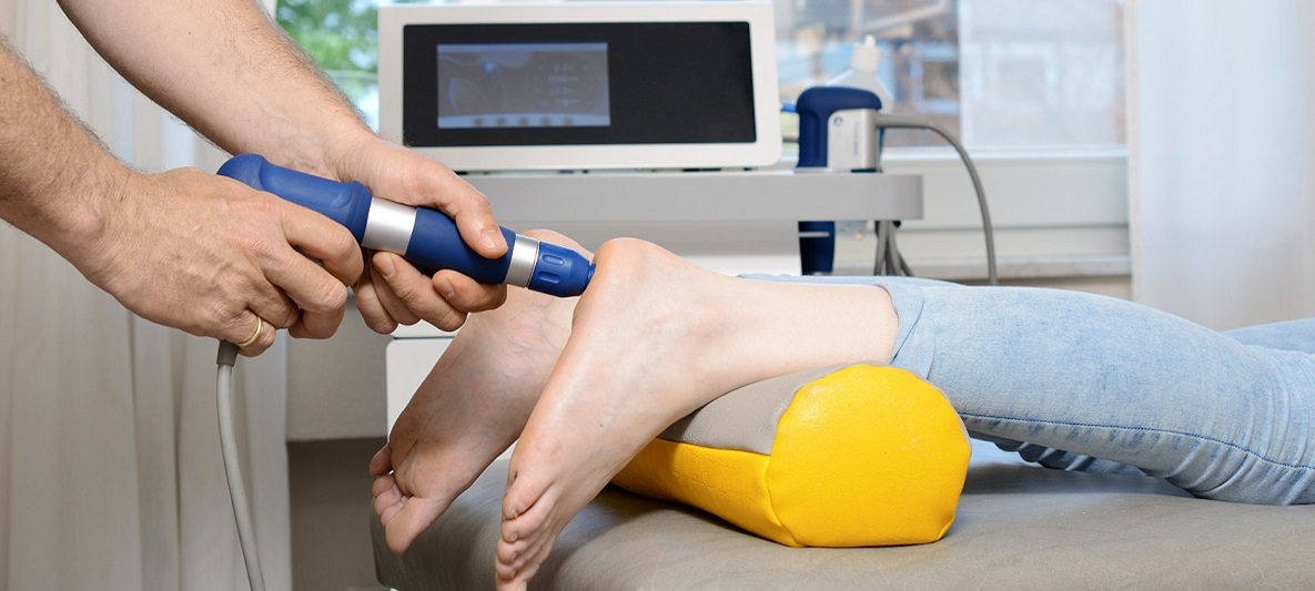 Behandlung der Ferse Behandlung der Ferse mit Stoßwellen-Therapie